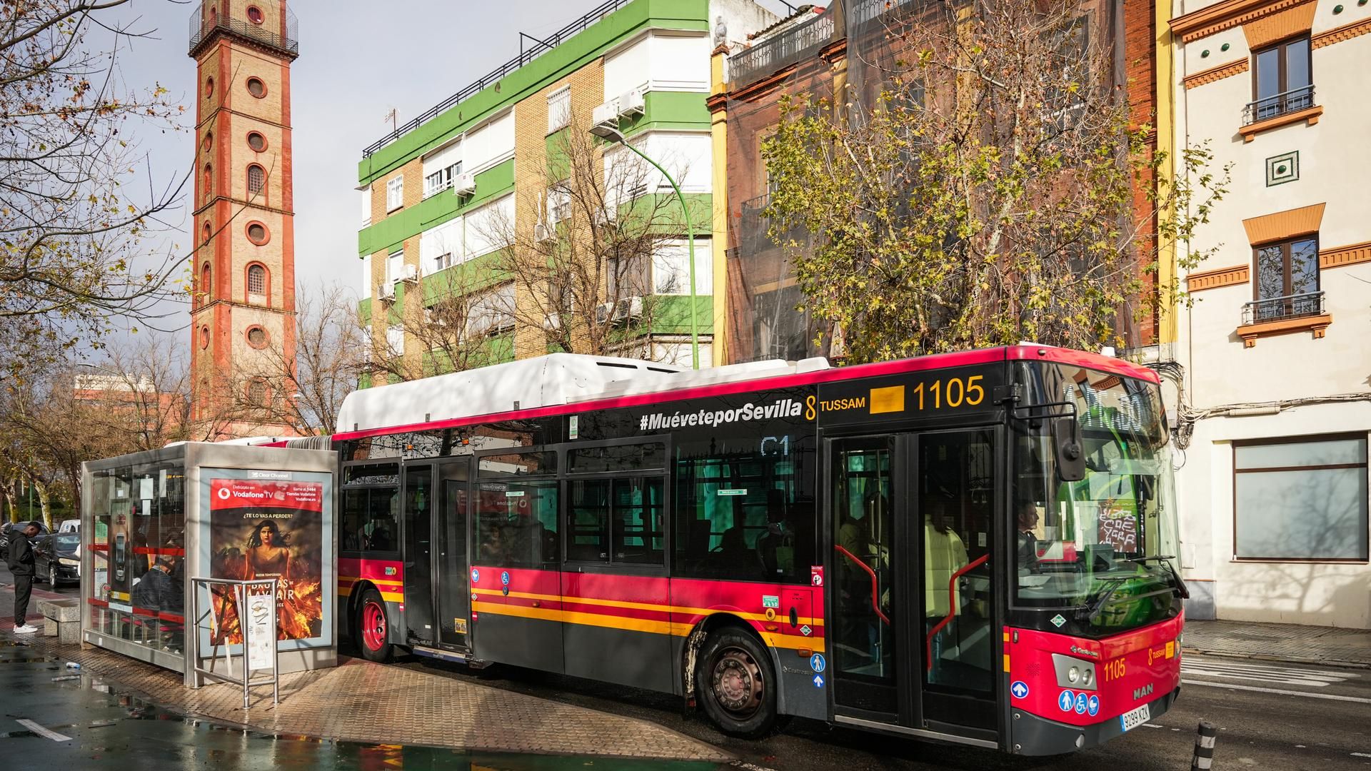 Autobús de Tussam en el barrio de la Macarena de Sevilla capital