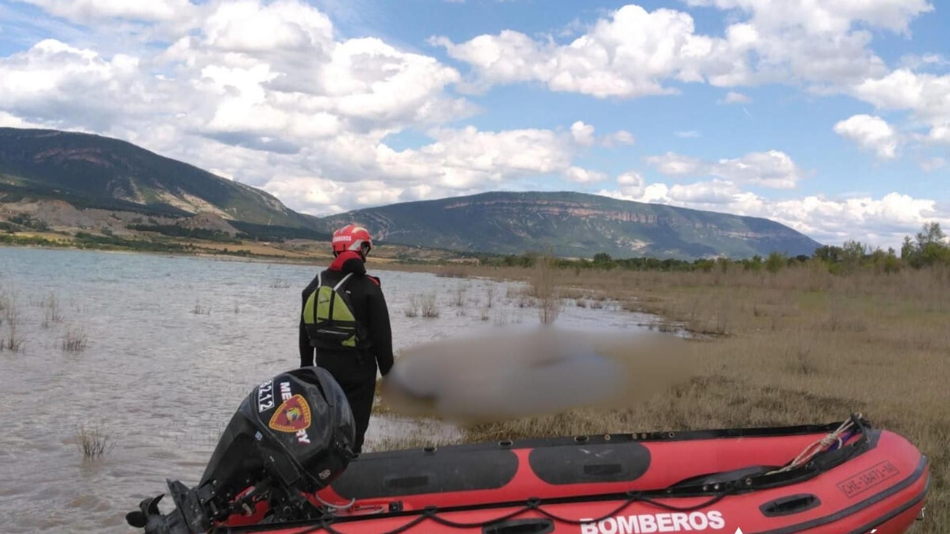Efectivos de bomberos de la DPZ en el rescate del deportista fallecido en el pantano de Yesa