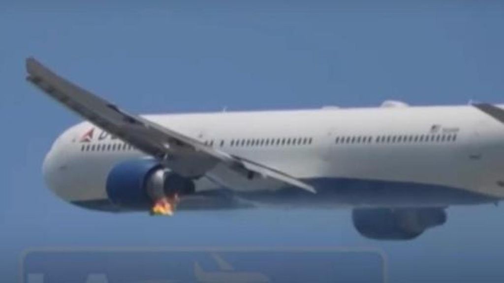 El aterrizaje de emergencia de un avión que acababa de despegar de Los Ángeles tras incendiarse uno de sus motores
