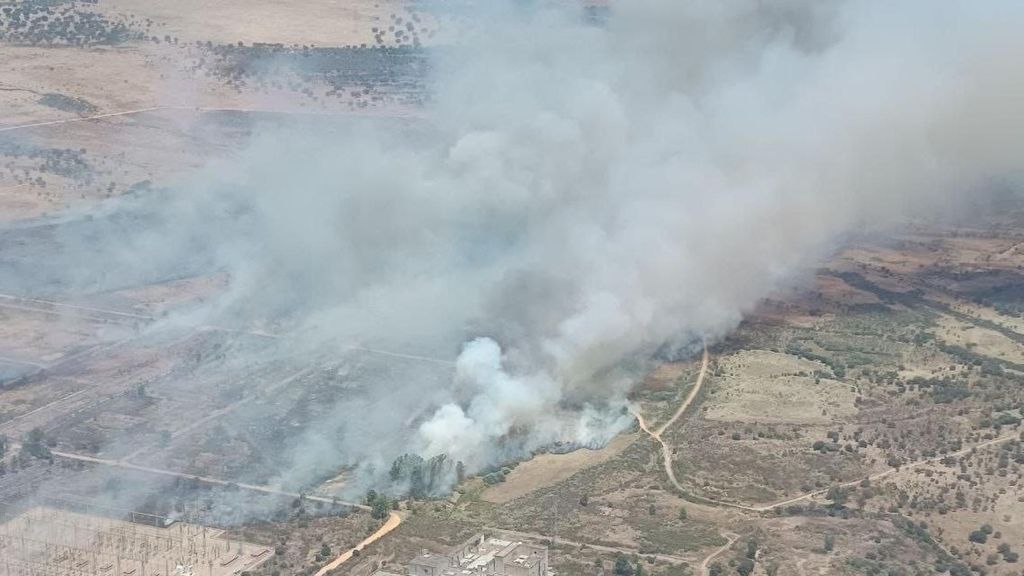 El incendio de Valdecaballeros, Badajoz, calcina unas 2.500 hectáreas y obliga a evacuar a casi 500 personas