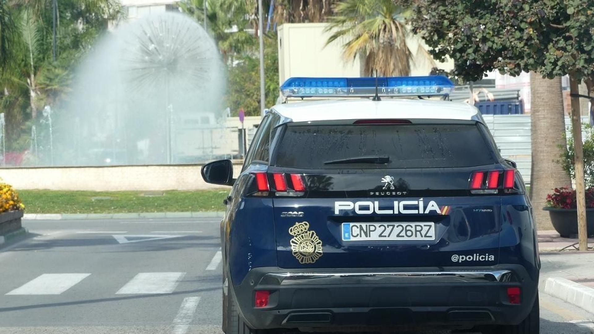 Policía Nacional en Estepona, localidad malagueña en la que hay una víctima por una bala perdida en un tiroteo