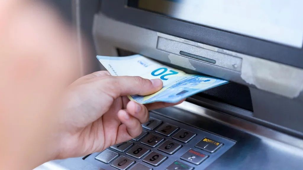 Sacando dinero de un cajero automático