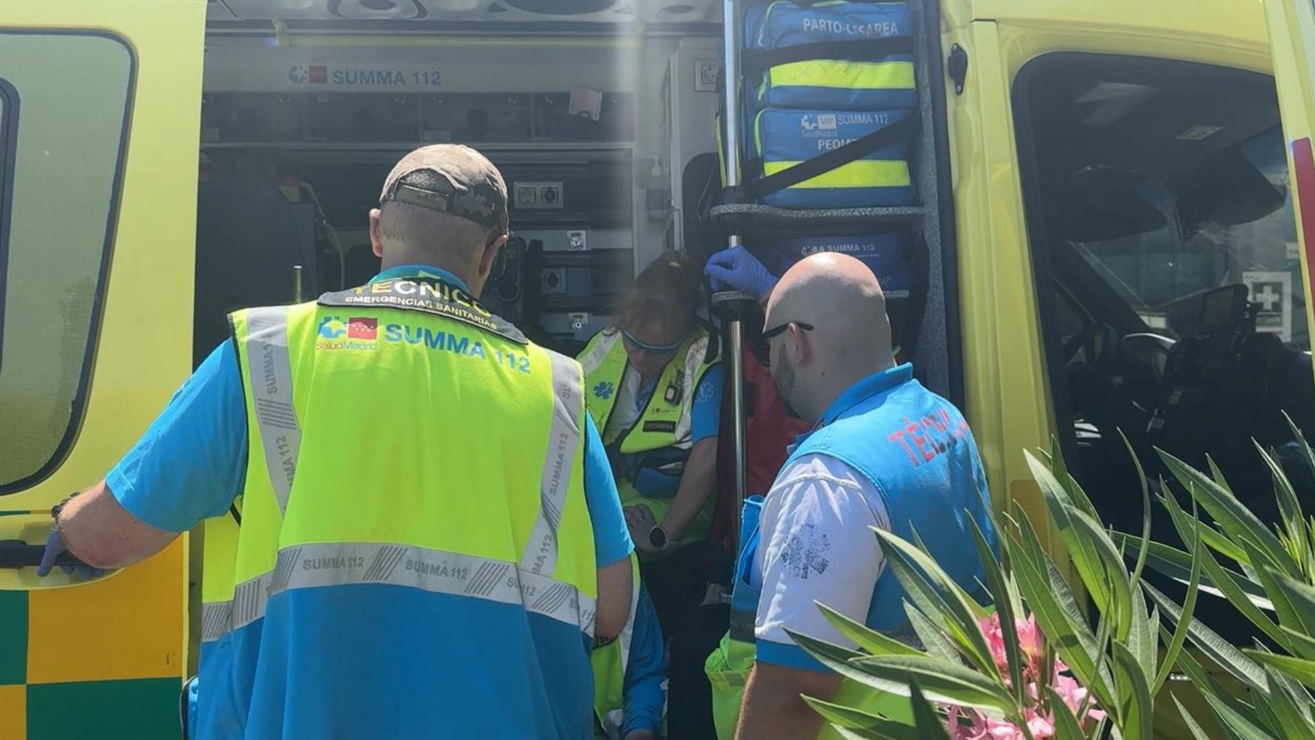 Sanitarios del SUMMA 112 en una ambulancia en Madrid