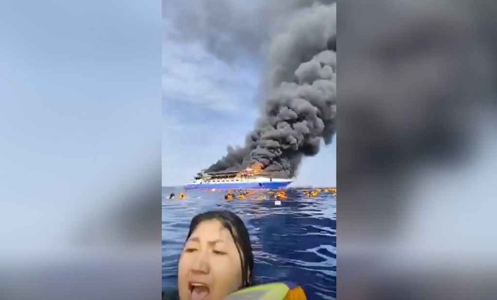 Un incendio en un ferry de Indonesia con casi 300 pasajeros deja cinco muertos y tres heridos