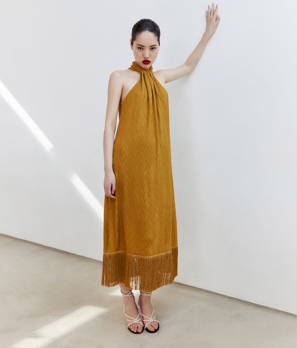 Vestido con flecos en color mostaza – Sfera