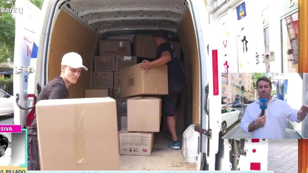 Muchos bolsos, botellas de vino valoradas en 55 euros, papeles varios... ¿Qué hay entre las cajas de la mudanza de Santos Cerdán?