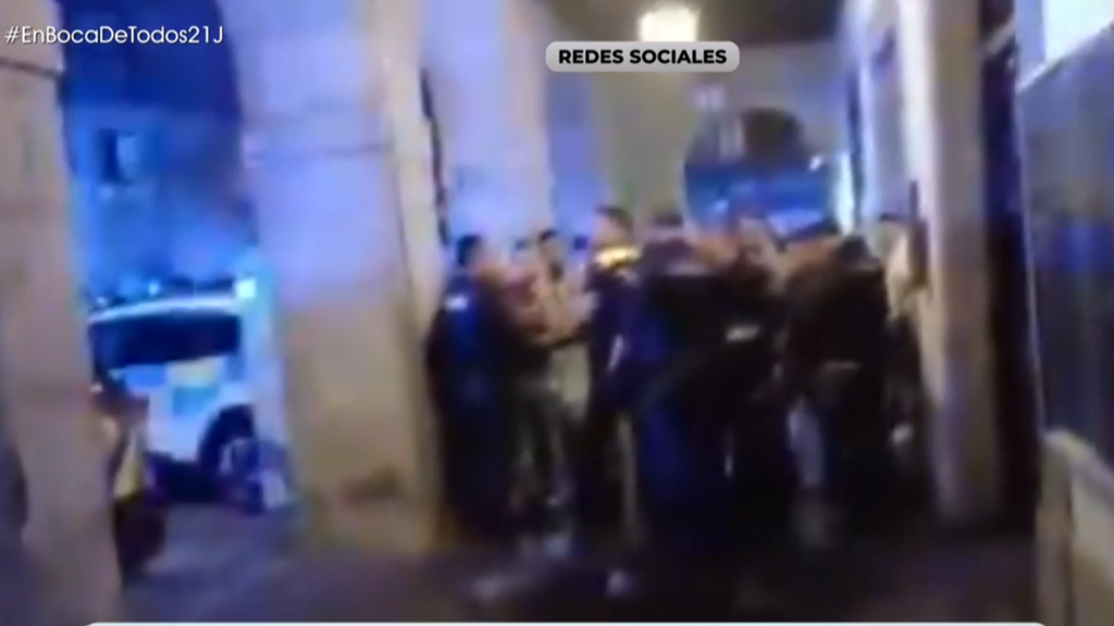 Asalto masivo a una comisaría de Azpeitia: "Había más de 40 personas intentando entrar para agredir a los policías"