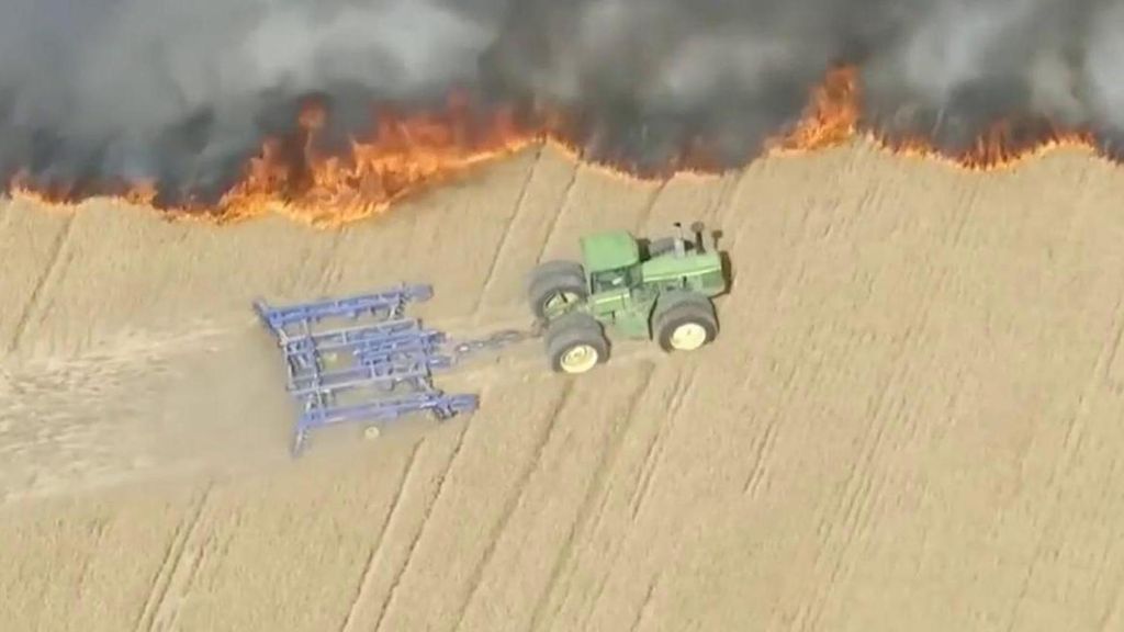 Así actúan los agricultores contra los incendios forestales: "La materia que se va quemando la vamos enterrando"