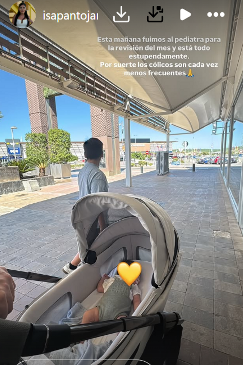 Asraf Beno e Isa Pantoja han llevado a su hijo Cairo a su revisión del primer mes