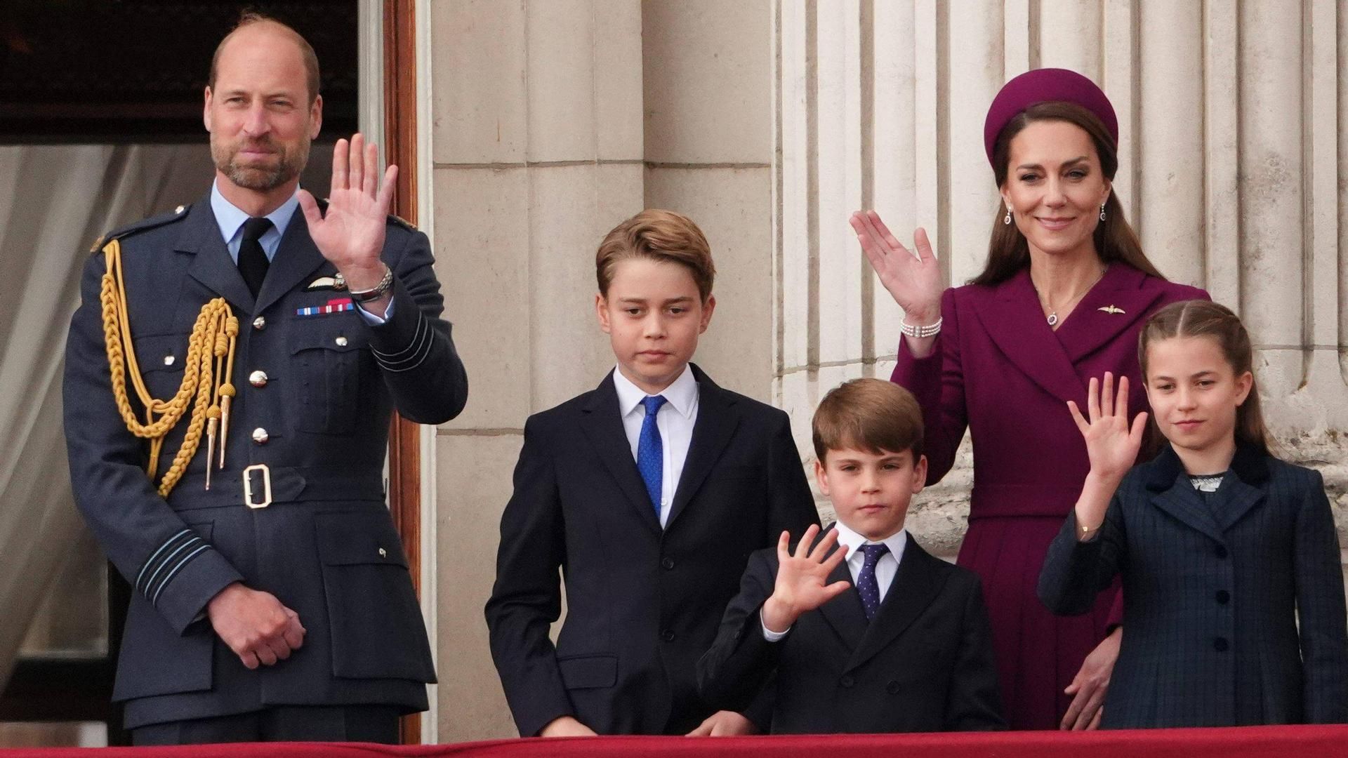 El príncipe Guillermo y Kate Middleton con sus hijos George, Louis y Charlotte