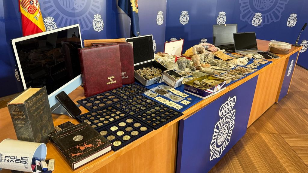 Imagen de algunas de las piezas intervenidas y del dinero decomisado