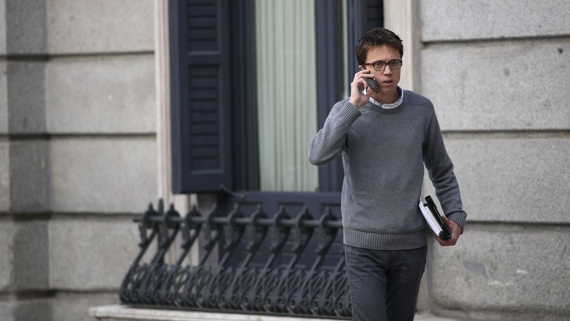 Íñigo Errejón hablando por el móvil en el Congreso.