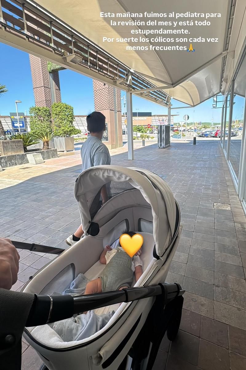 Isa Pantoja y su hijo Alberto acuden a la revisión pediátrica de Cairo