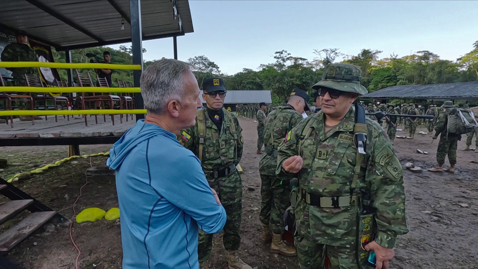 Kike Calleja habla con Cristóbal Espinosa, coronel del ejército de Ecuador