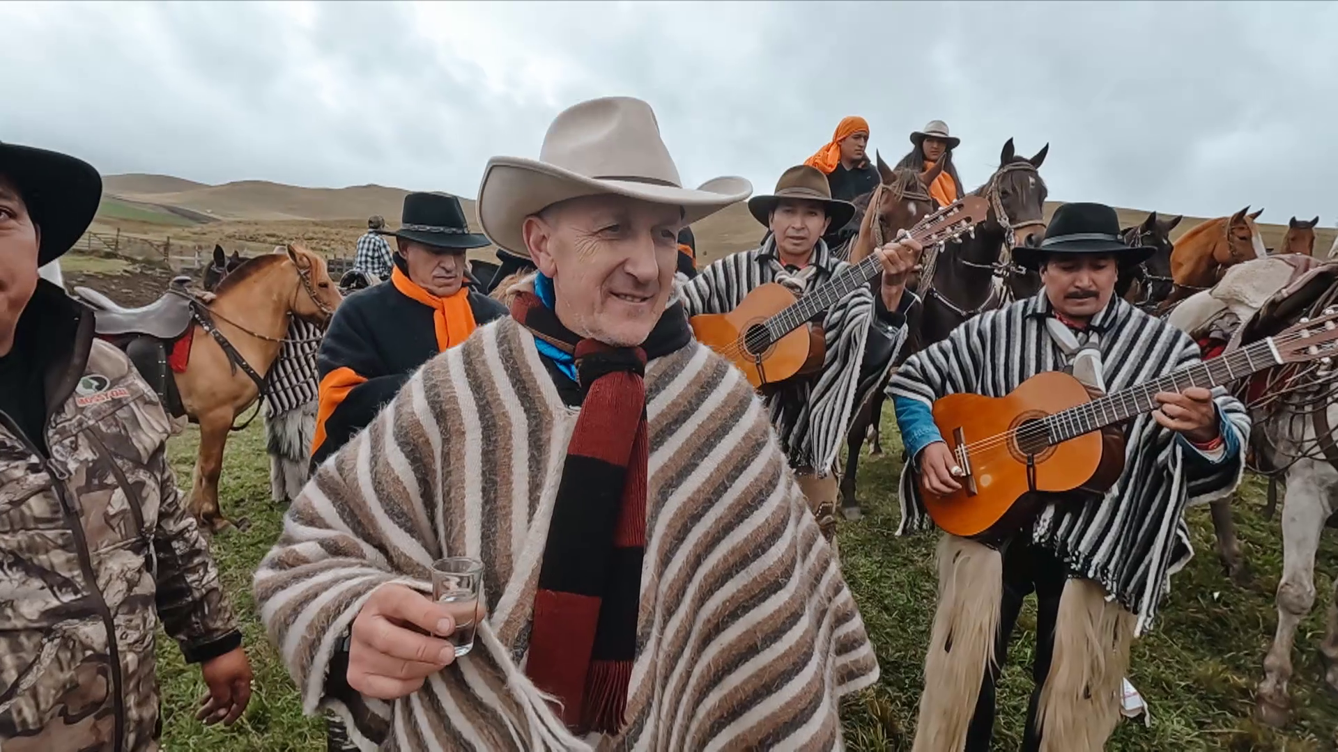 Kike Calleja participa en un rodeo junto a los chagras