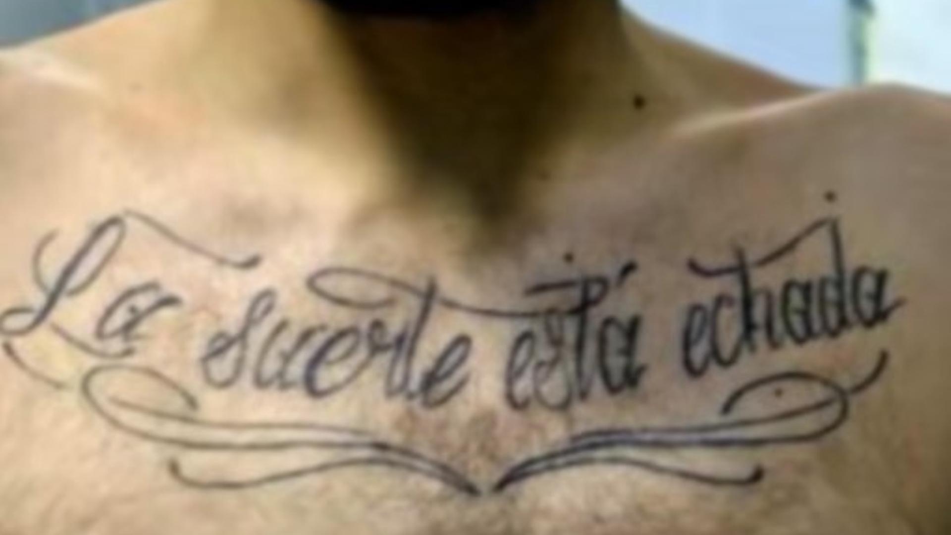La policía difunde los tatuajes de uno de los fugitivos más buscados de España: "Si los ves en la playa o en la piscina, llama al 091"