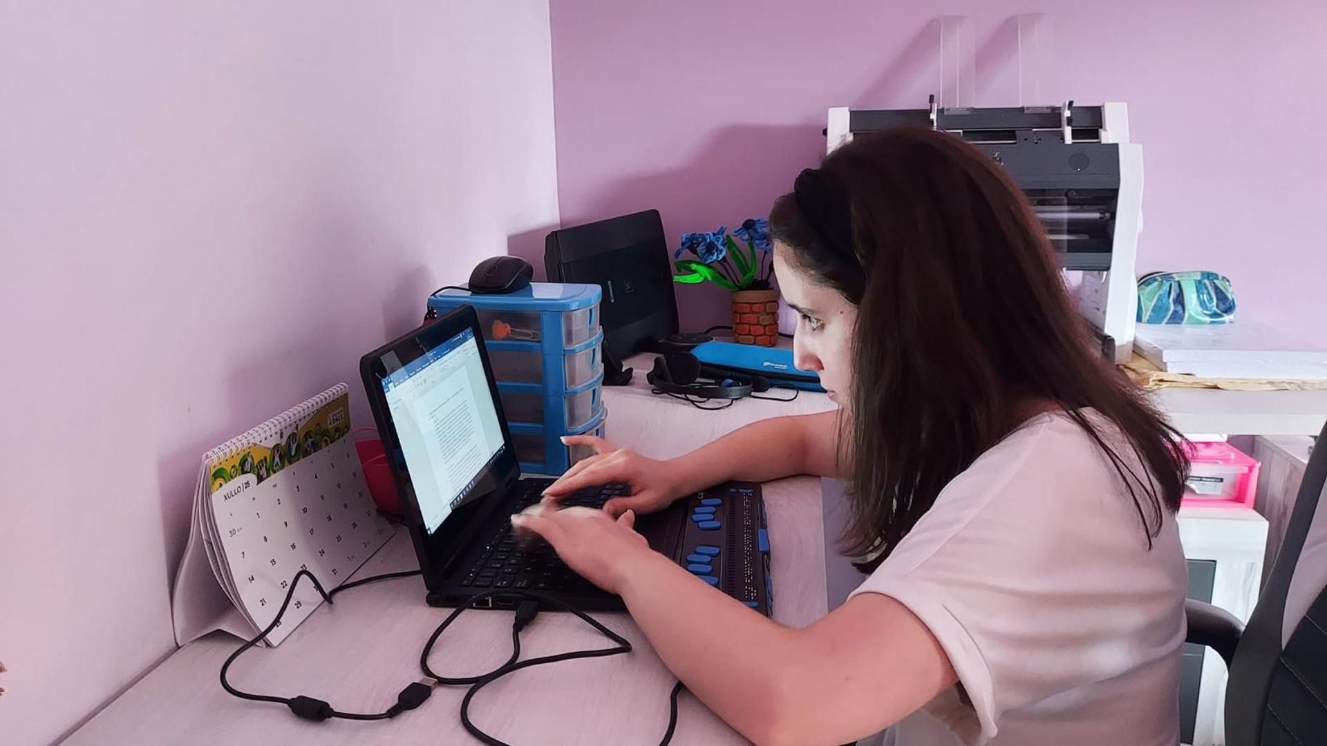 Lucía preparando las oposiciones con la línea Braille adaptada a su teclado de ordenador