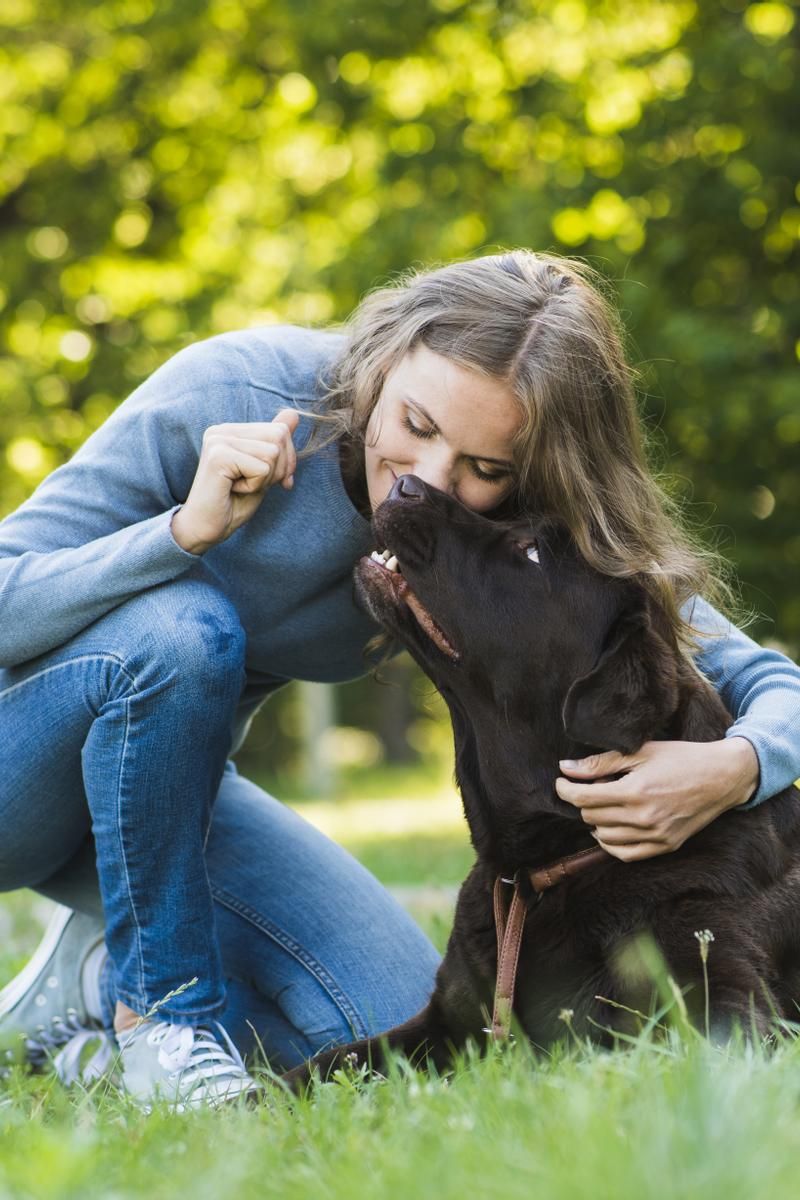 Mujer jugando con su perro