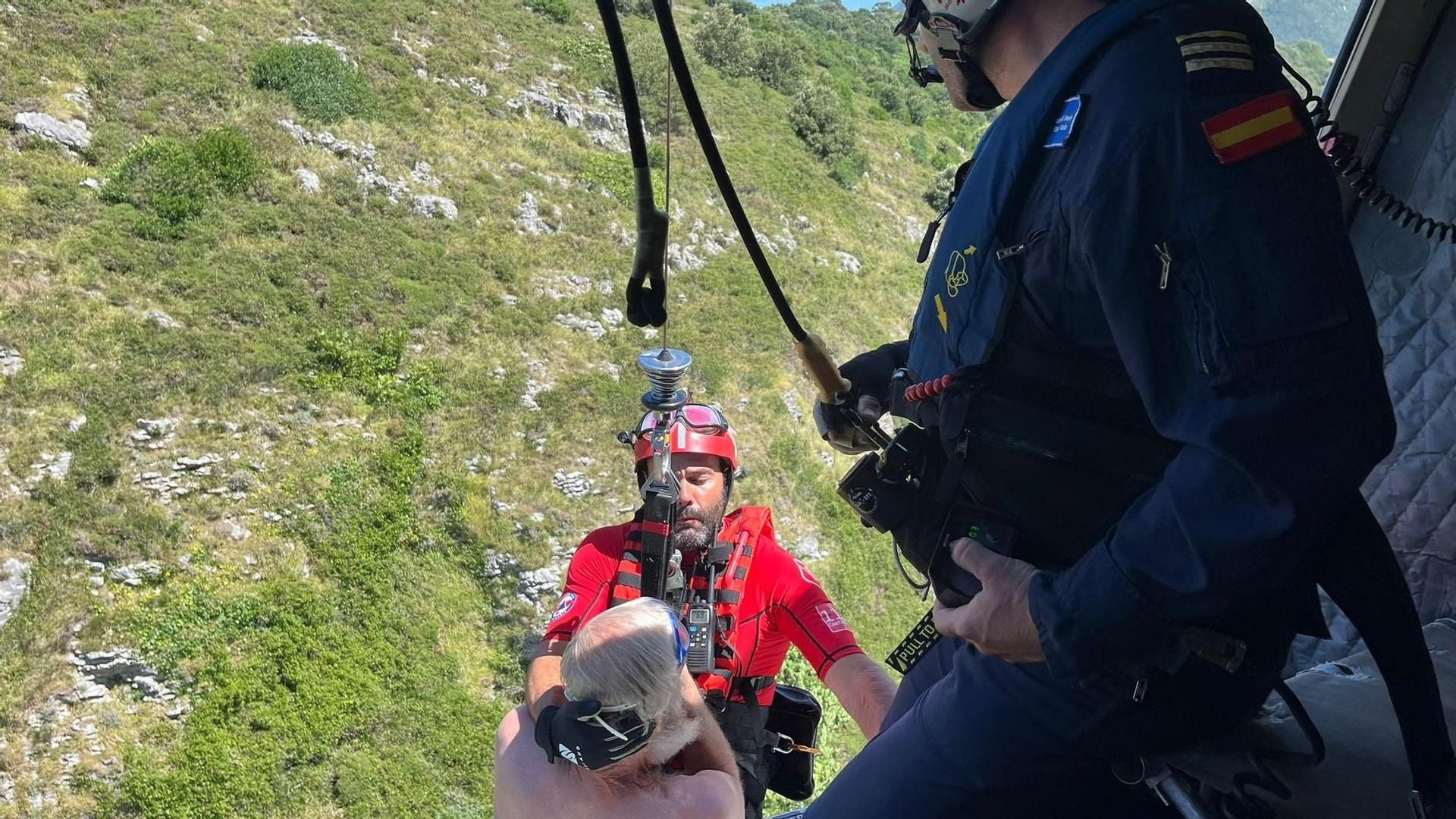 Un niño de 11 años y un hombre de 70 son rescatados en una zona de rocas en la playa de Sonabia, Cantabria