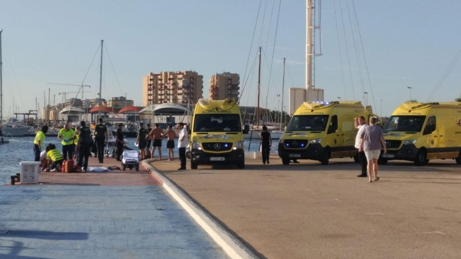 Un niño de 9 años y una mujer, heridos graves por la hélice de una embarcación cuando se bañaban en La Manga