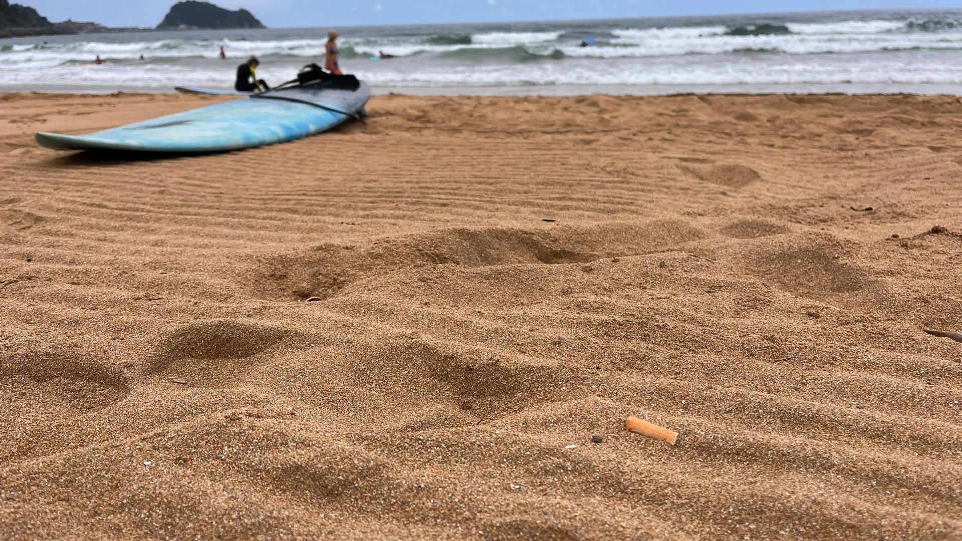 Una colilla en la arena de la playa de Zarautz