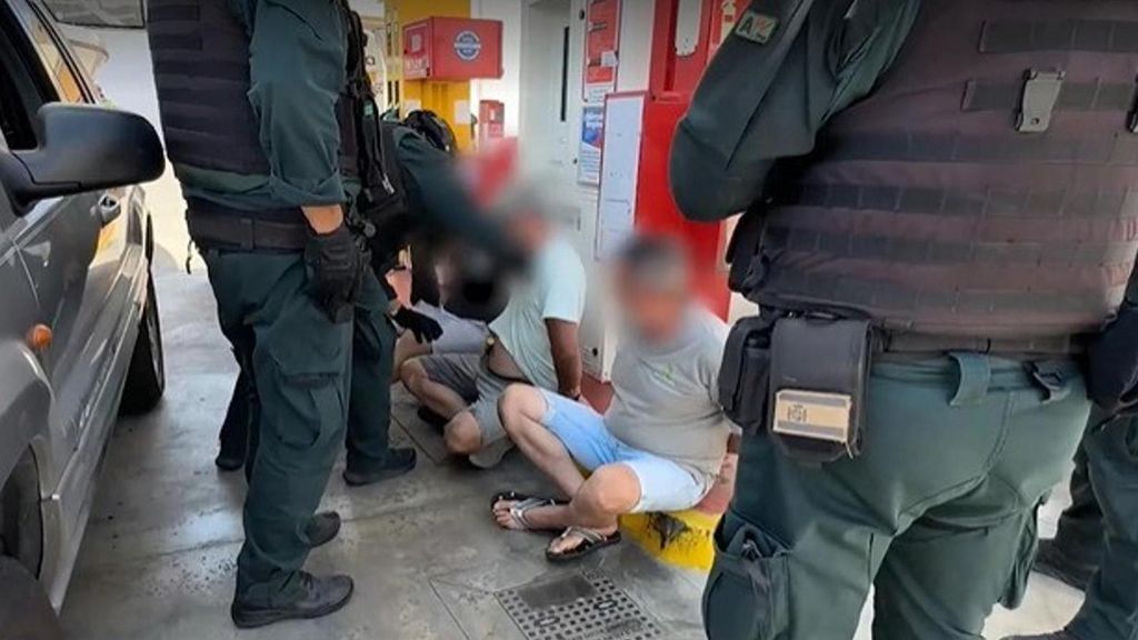Agentes de la Guardia Civil con los detenidos de la organización que operaba con una narcogasolinera flotante