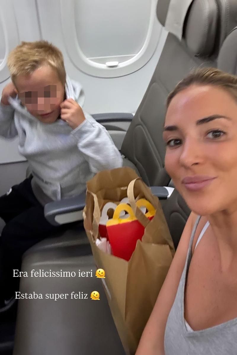 Alice Campello y su hijo Edoardo, viajando en avión