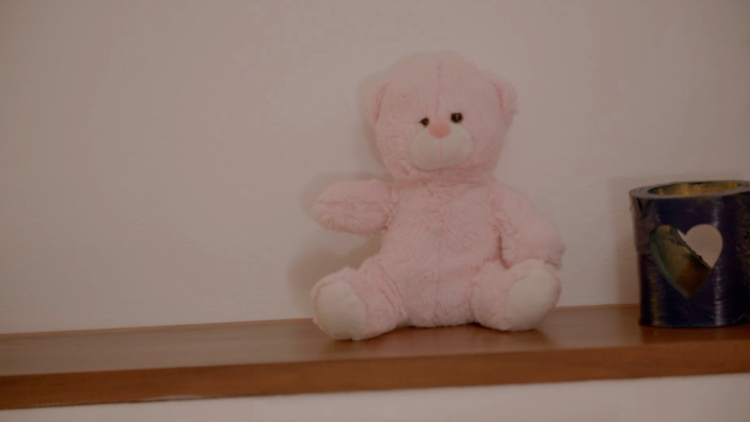 El día que España conoció a Rosito, el oso de peluche de Mayka Rivera: "Como me ponga los cuernos, lo quemo"