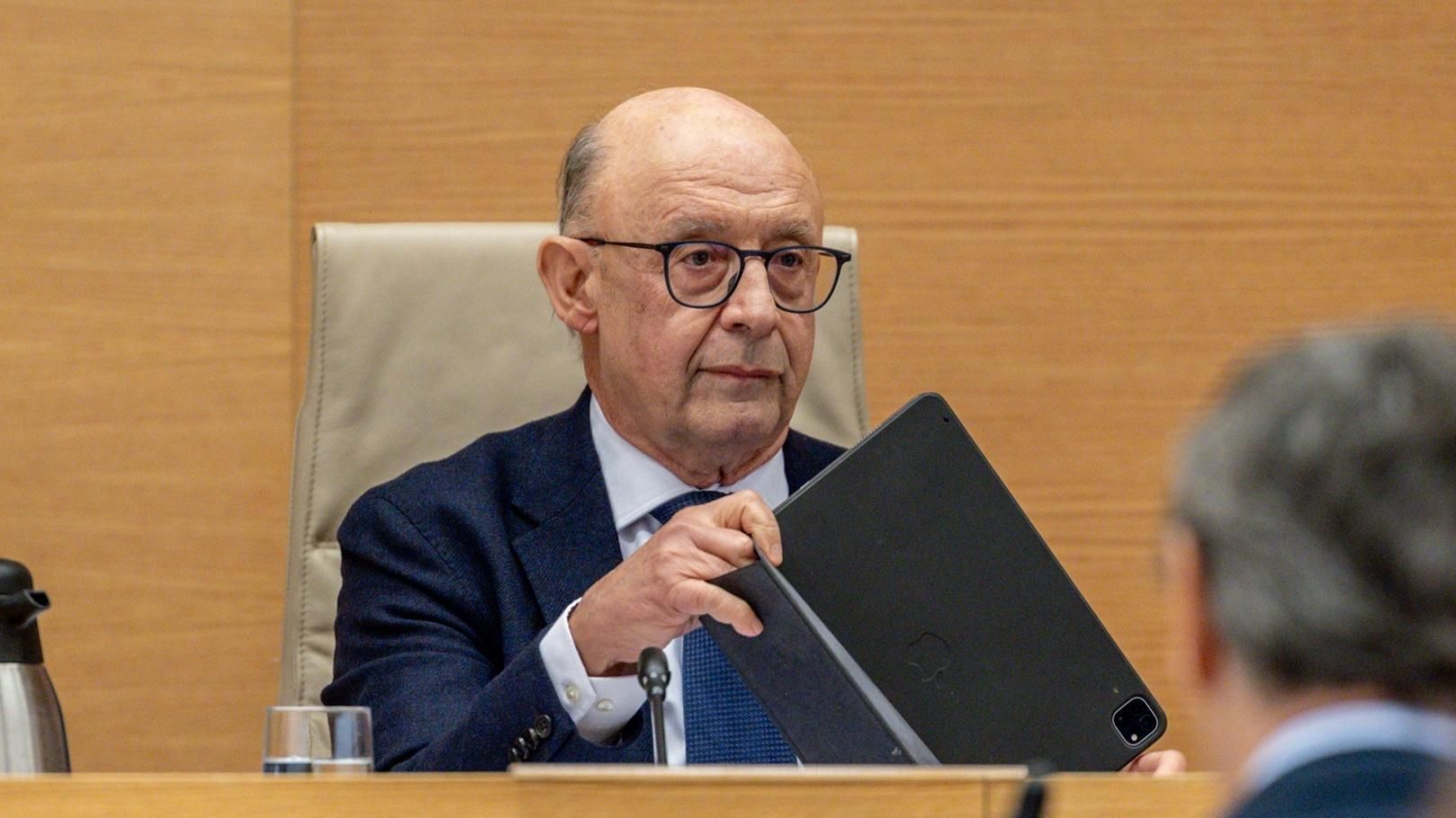 El Gobierno contempla revertir las reformas de Montoro que beneficiaron a sectores como las energéticas