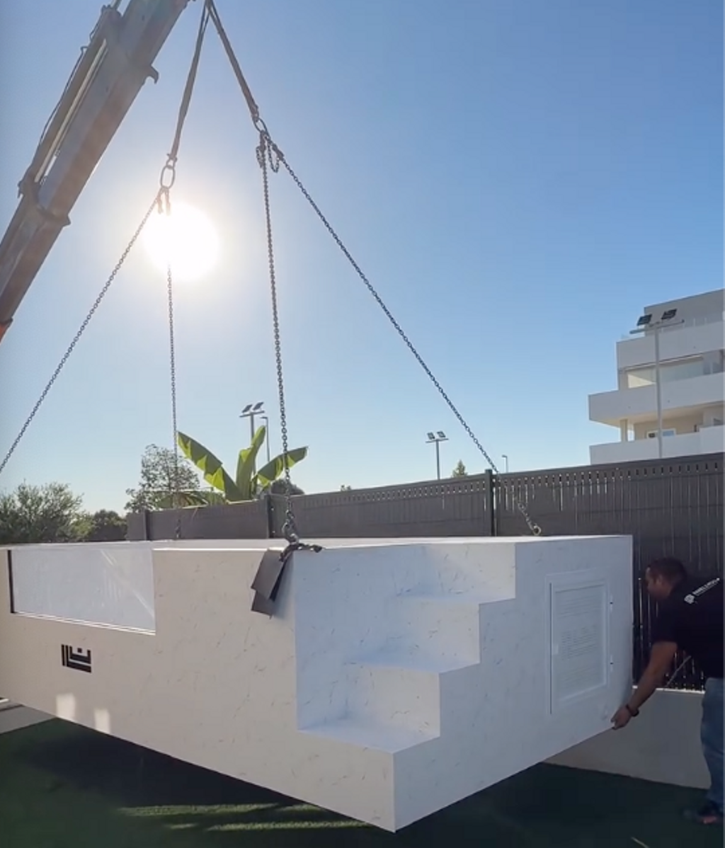 Así se colocó la piscina en el jardín