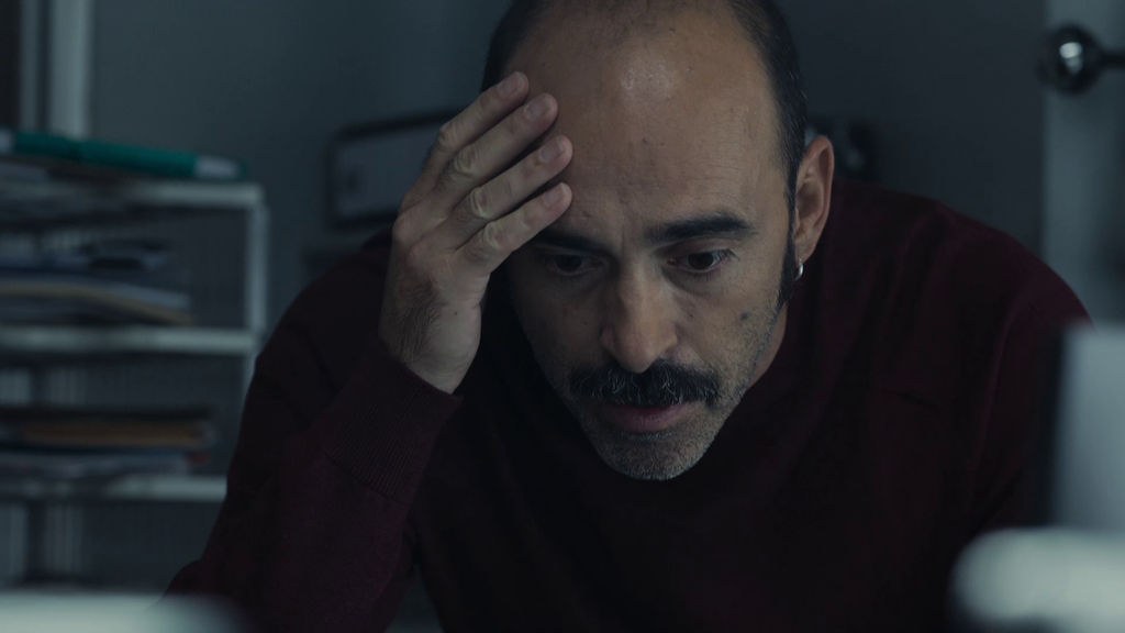 La angustia de Sebas le lleva a trazar un plan con el que confirma sus temidas sospechas: su hija Gema está siendo acosada