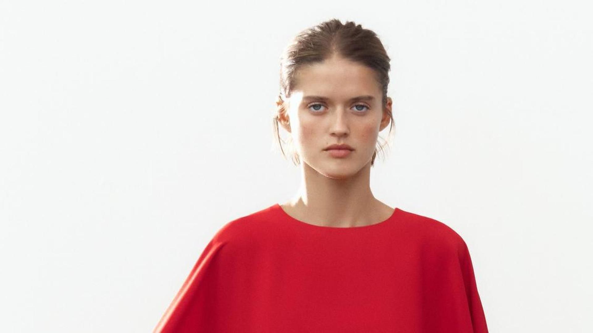 Mujer con vestido corto, con capa de las rebajas de Zara