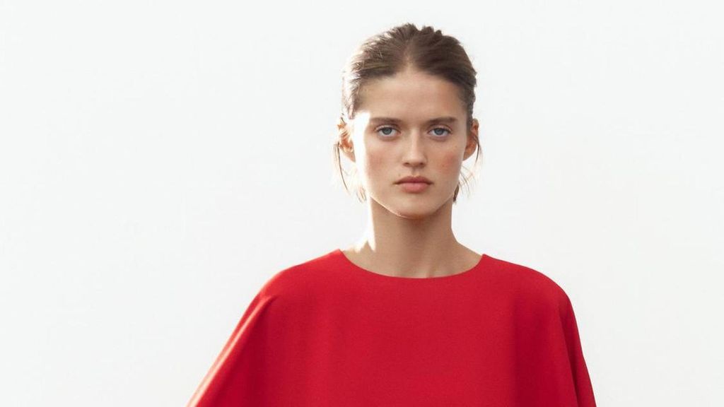Mujer con vestido corto, con capa de las rebajas de Zara