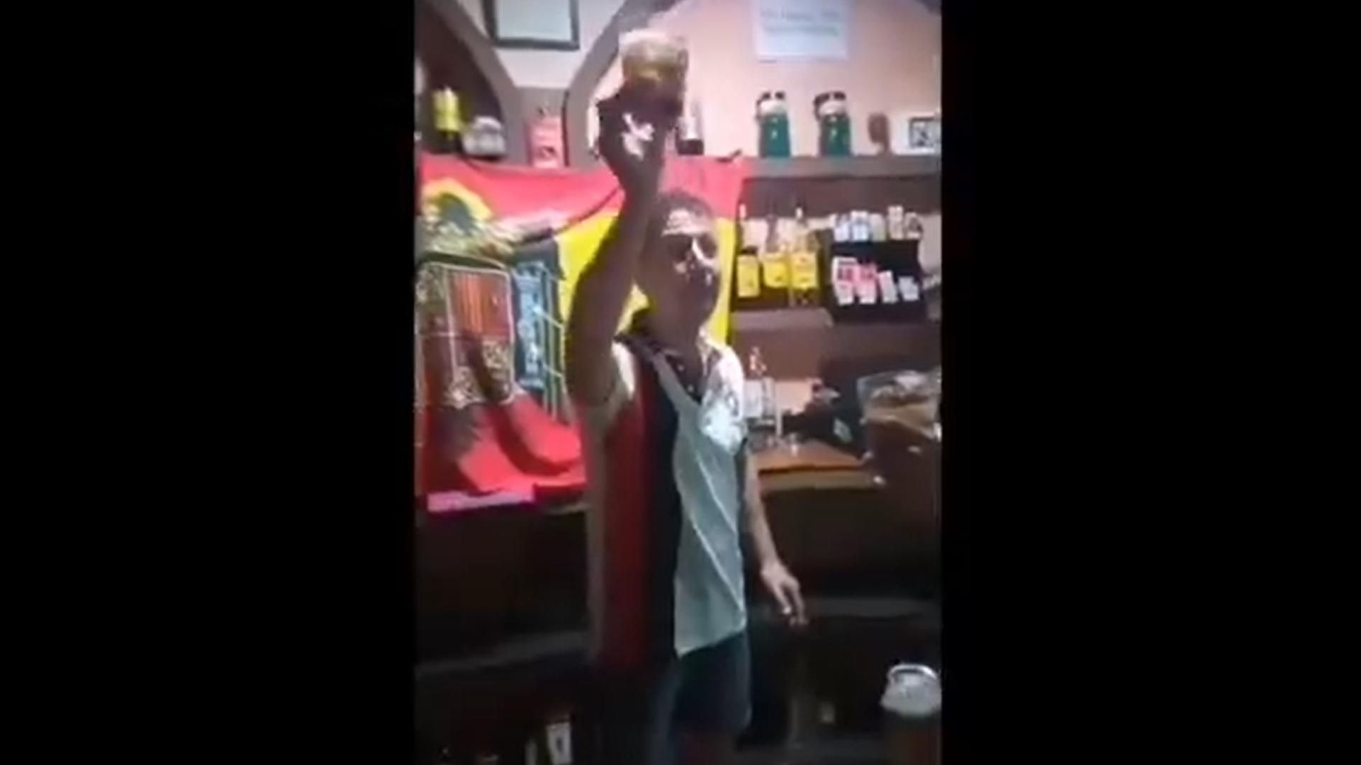 Piden el cese de Justo Moncho, concejal del PP en San Clemente, Cuenca, tras un vídeo en el que brinda junto a una bandera franquista Piden el cese de Justo Moncho, concejal del PP en San Clemente, Cuenca, tras un vídeo en el que brinda junto a una bandera franquista