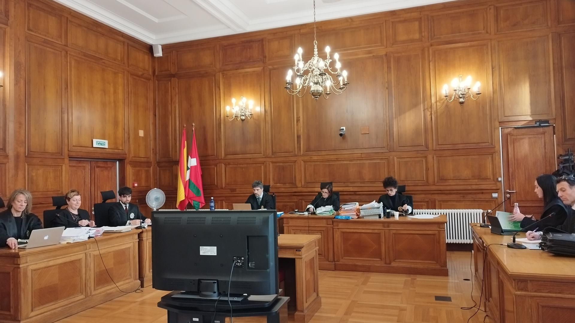 Sesión de juicio contra el monitor de surf acusado por abusos a menores en la Sección Tercera de la Audiencia de Gipuzkoa.