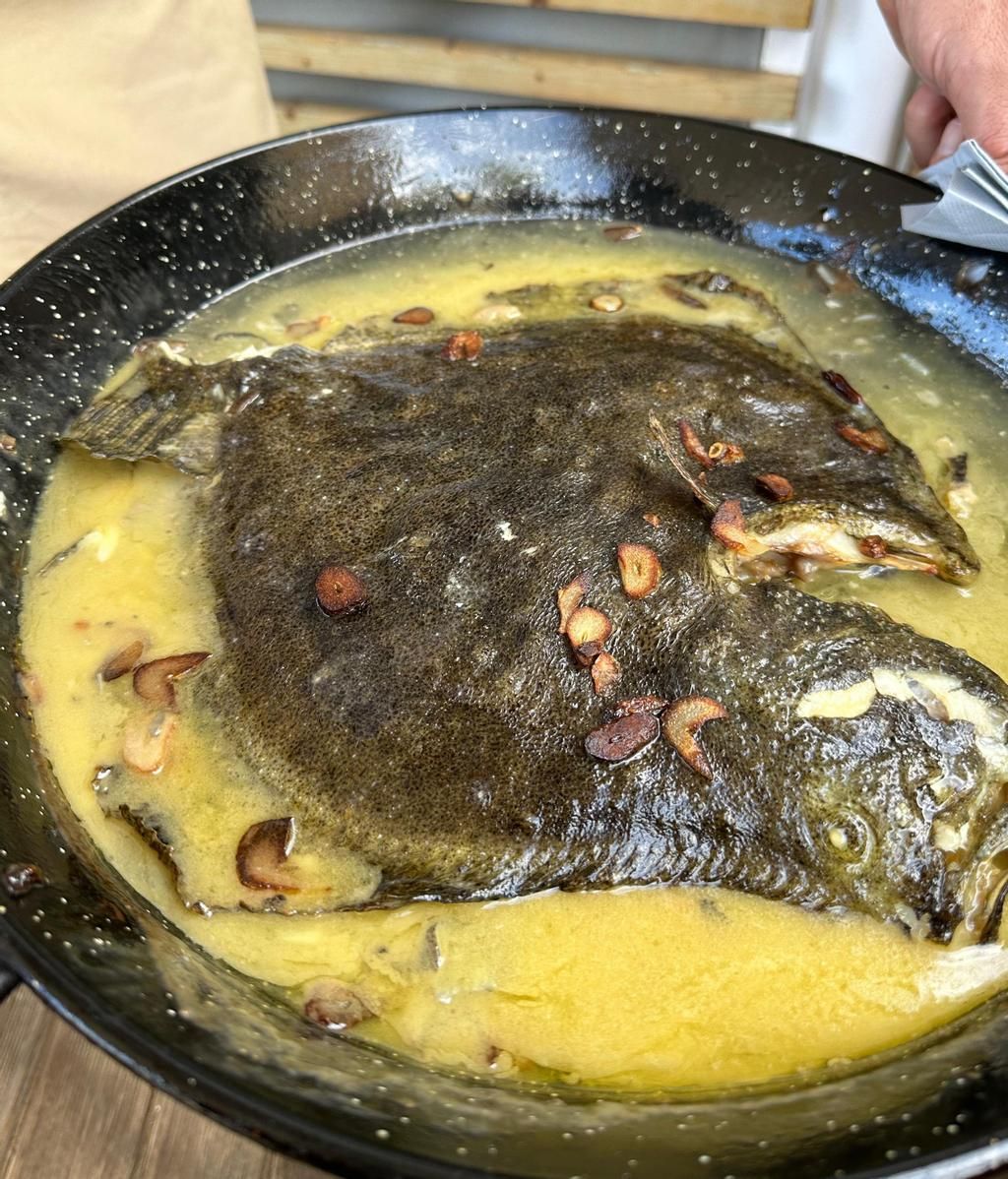 El famoso rodaballo a la parrilla con ajada y txakolí del chef Aitor Perurena