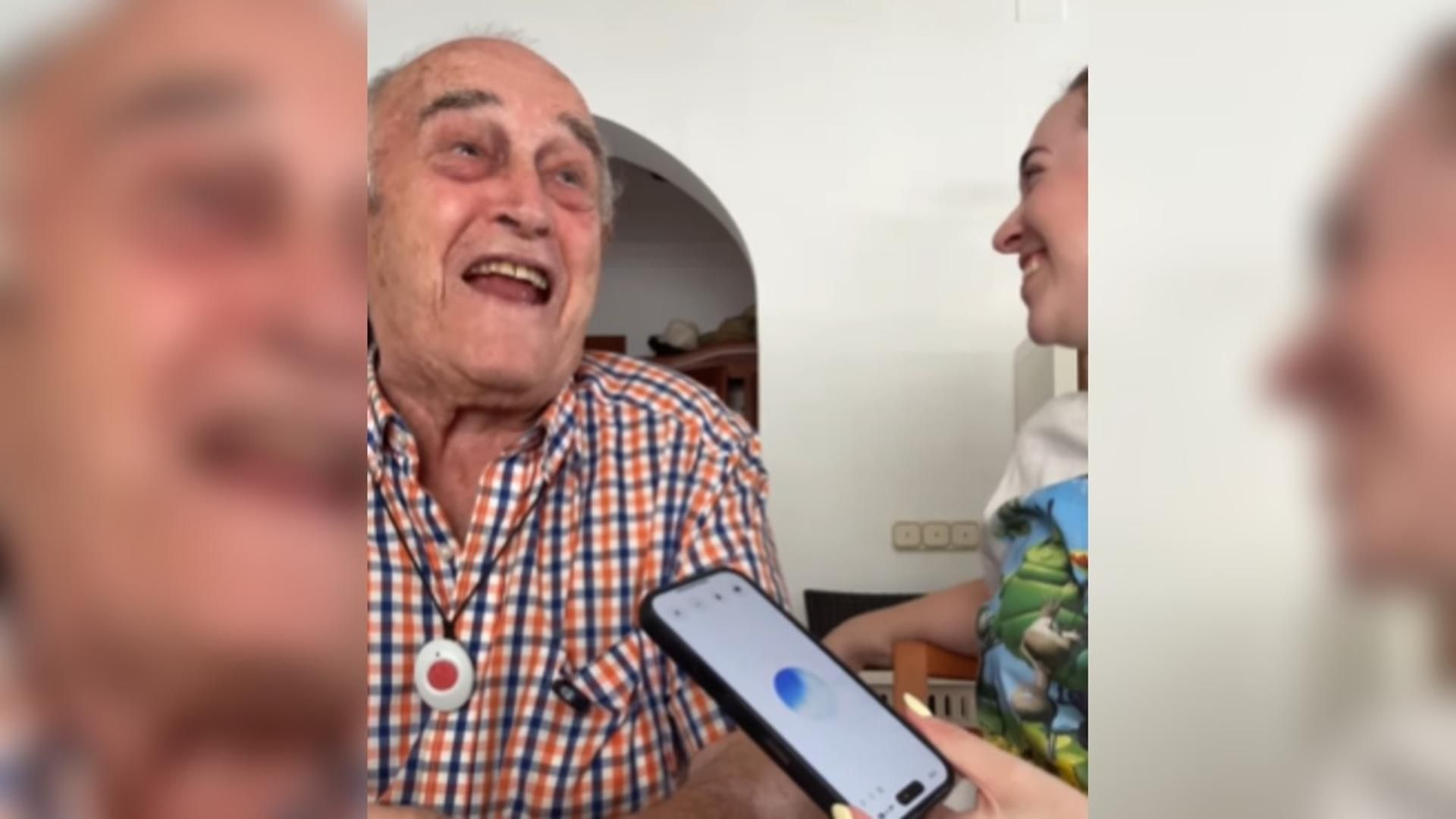 Un abuelo junto a su nieta protagonizan un divertido momento hablando con la Inteligencia Artificial Un abuelo junto a su nieta protagonizan un divertido momento hablando con la Inteligencia Artificial
