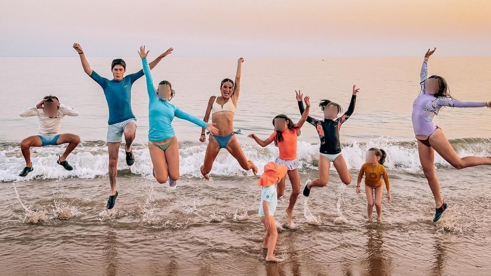 Verdeliss y sus hijos en la playa