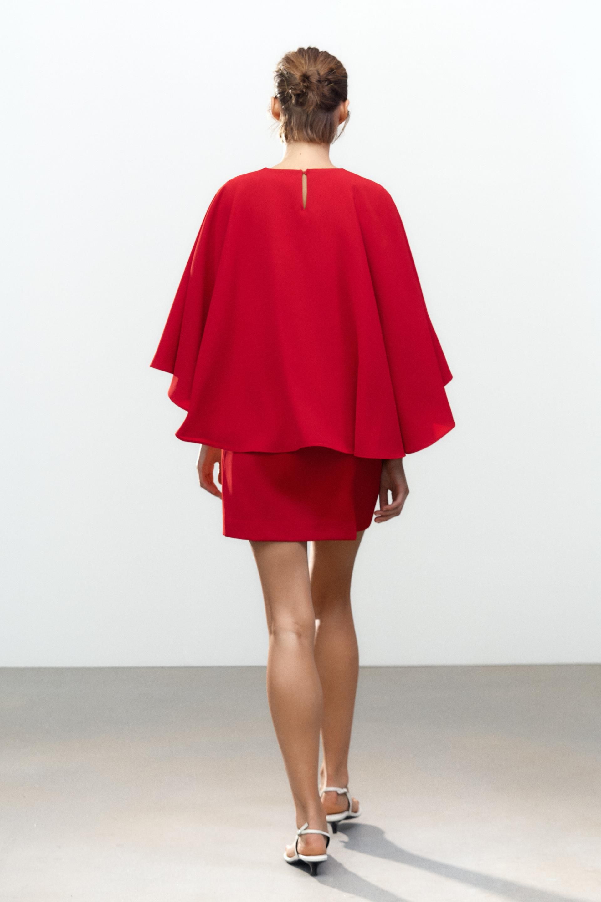 Vestido rojo de Zara con capa