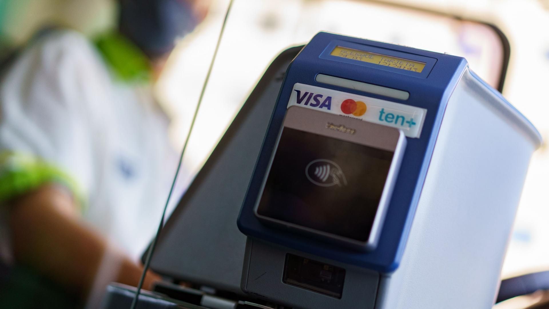 Archivo - Pago con tarjeta bancaria Archivo - Pago con tarjeta bancaria