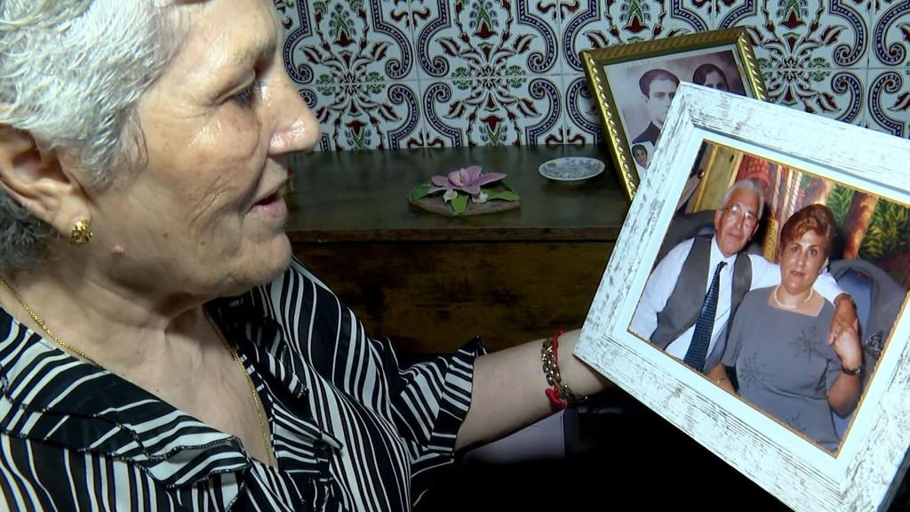 Cari contempla una foto de ella con su marido Jesús