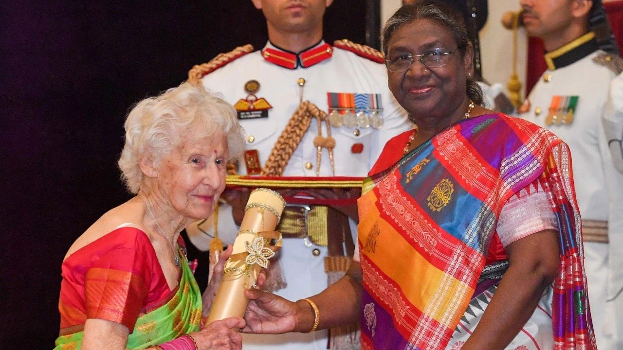 Charlotte Chopin recibiendo el premio Padma Shri