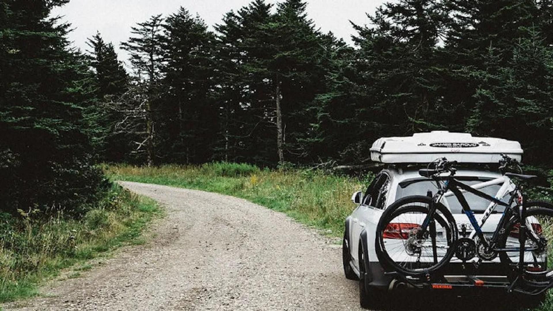 Coche con carga sobresaliendo