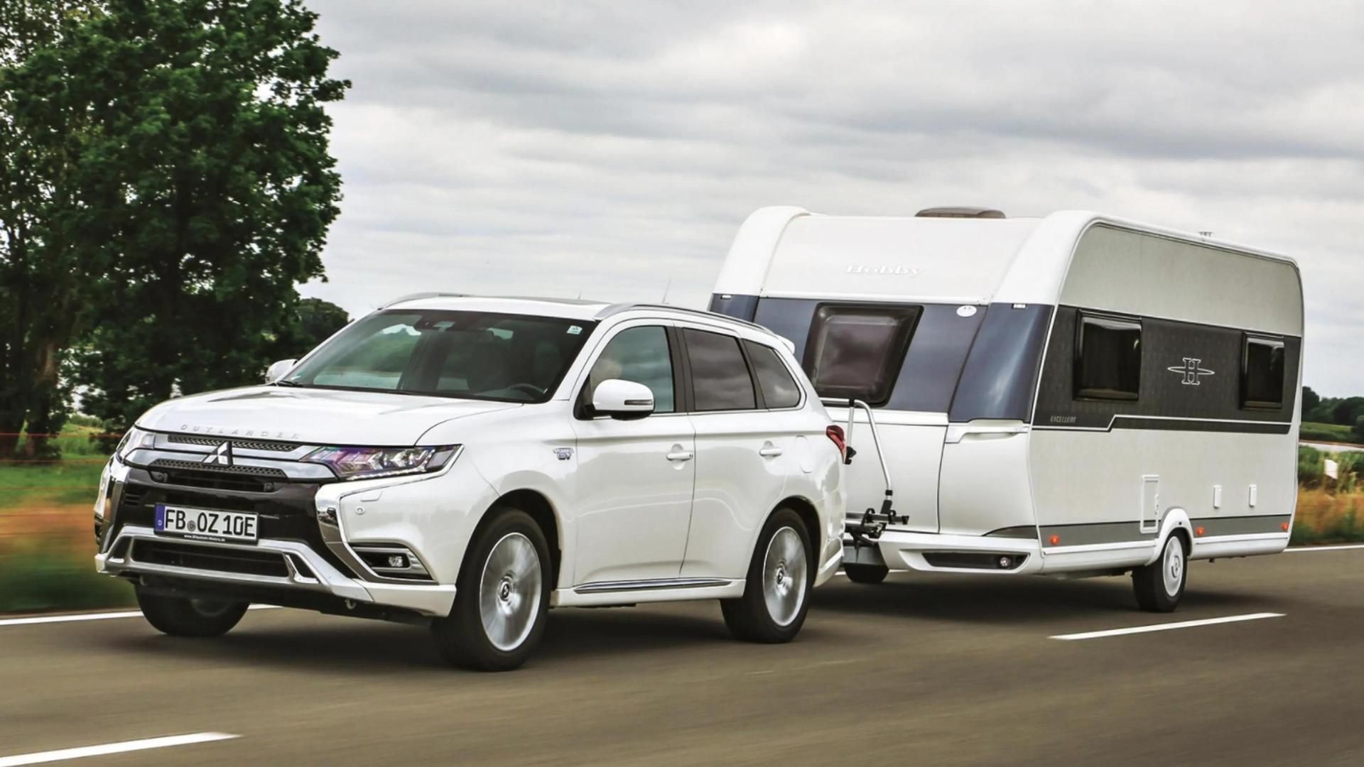 Coche llevando una autocaravana