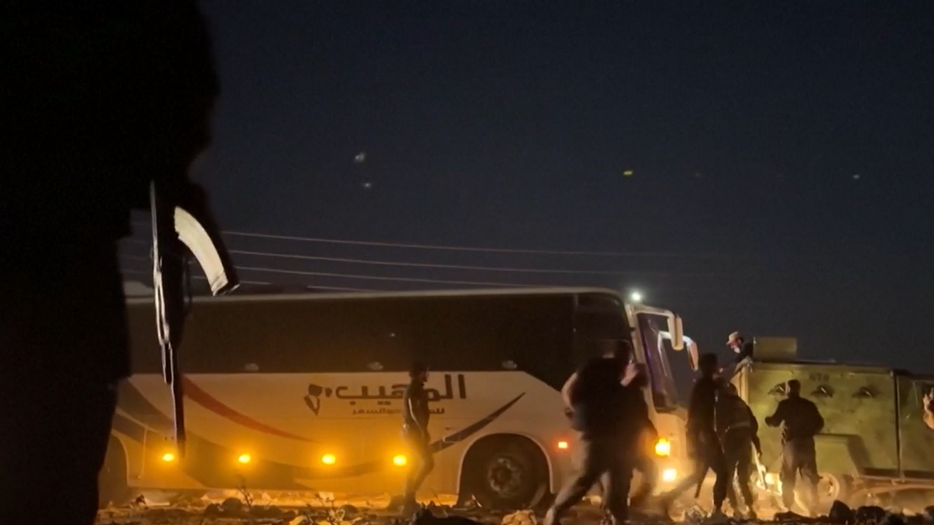 Crisis en Siria: miles de beduinos huyen de la violencia de los combates por corredores humanitarios