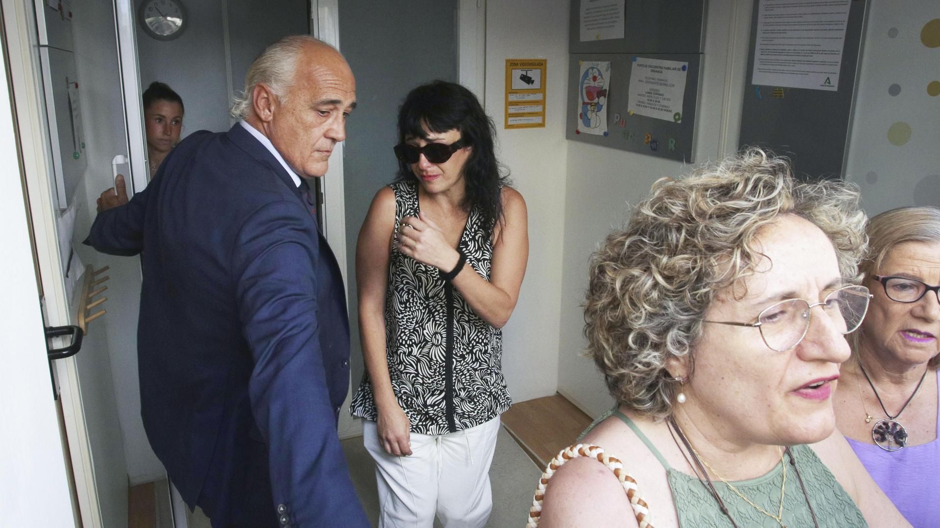 El hijo menor de Juana Rivas llega al punto pactado para el reencuentro con su padre El hijo menor de Juana Rivas llega al punto pactado para el reencuentro con su padre