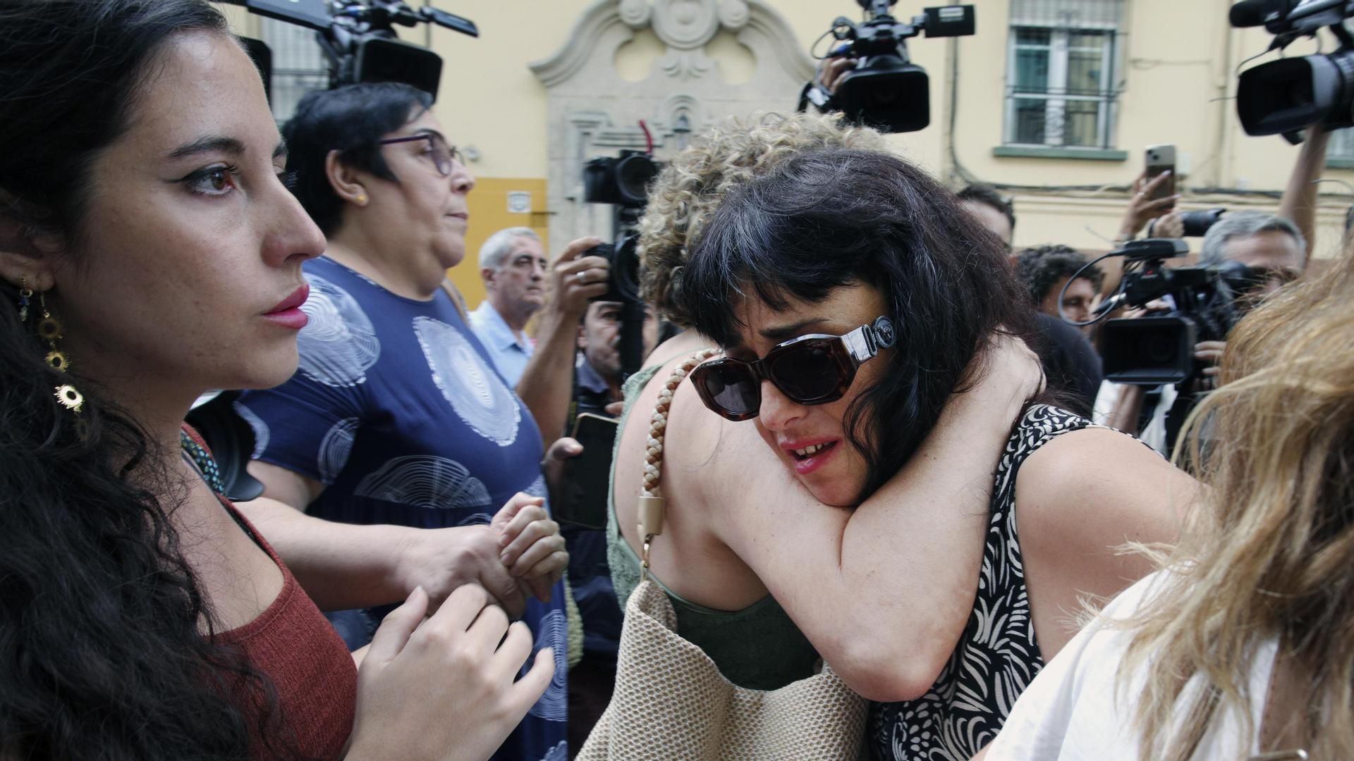 El hijo menor de Juana Rivas llega al punto pactado para el reencuentro con su padre