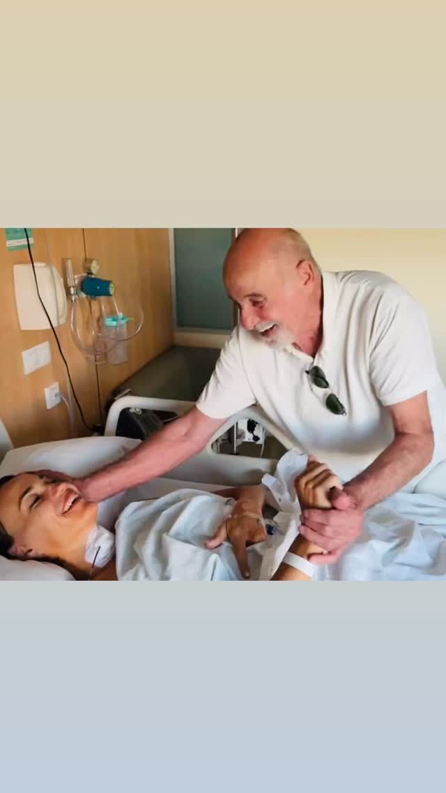 Irene Villa en el hospital junto a su padre