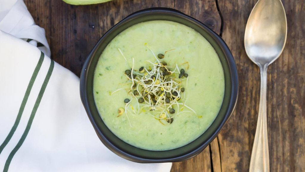 La crema fría de aguacate es una opción óptima para comer en verano