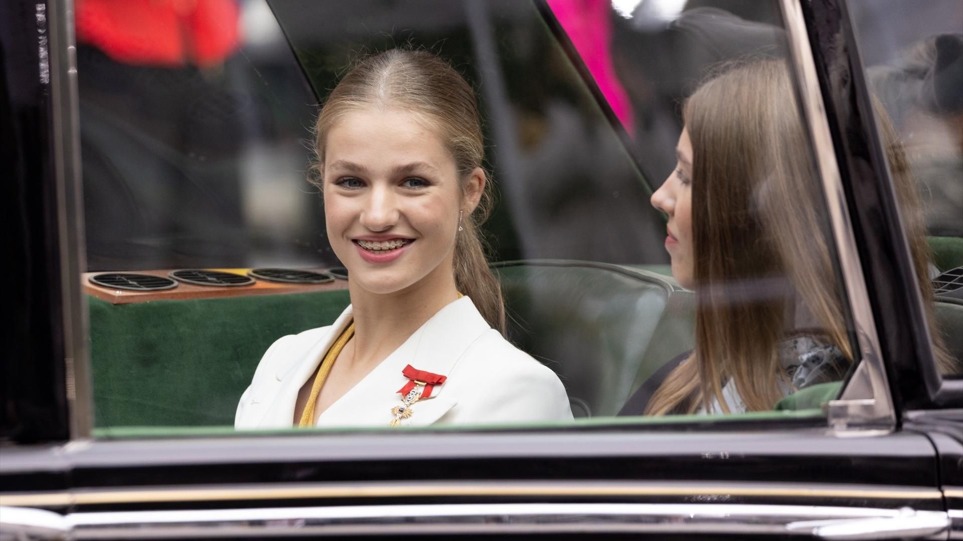 Leonor, junto a su hermana Sofía, viajó en un coche distinto al del rey al acudir a su jura de la Constitución ante las Cortes Generales